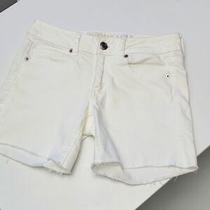 American Eagle womans size 2 stretch white denim shorts